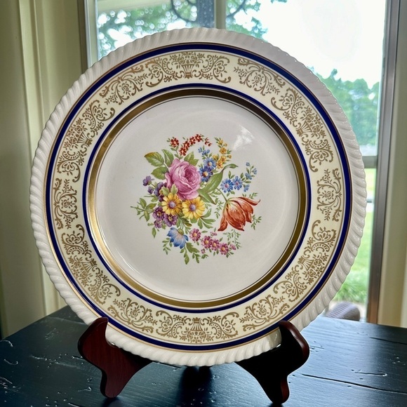 VINTAGE JOHNSON BROS. 10 3/4” DINNER PLATE. OLD ENGLISH LINE, CHADWELL PATTERN. - Picture 1 of 6
